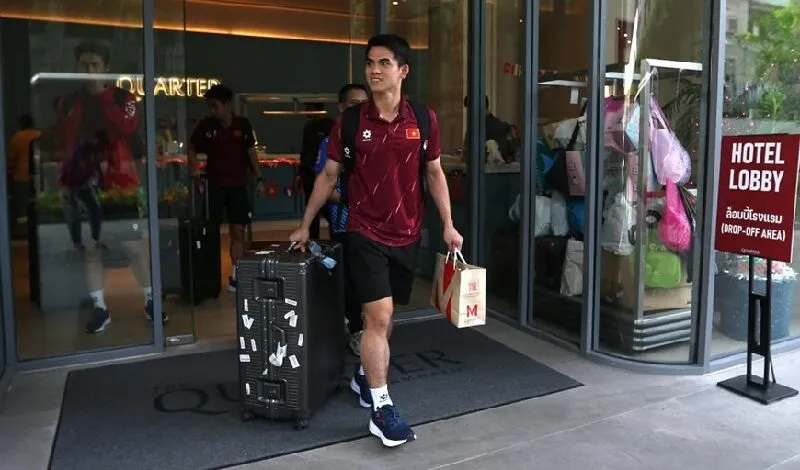 Các cầu thủ mang chiến thắng về với người hâm mộ